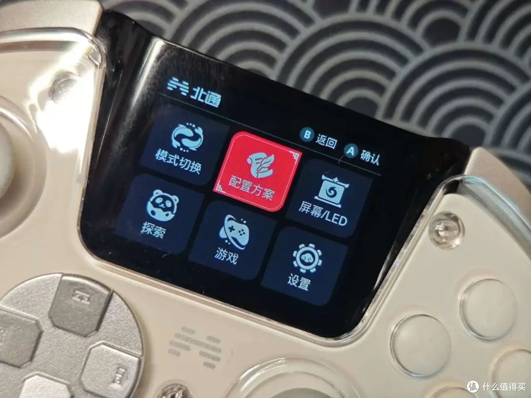手柄也能上超大屏幕?自带两英寸屏幕的手柄好不好用?鲲鹏50二代
