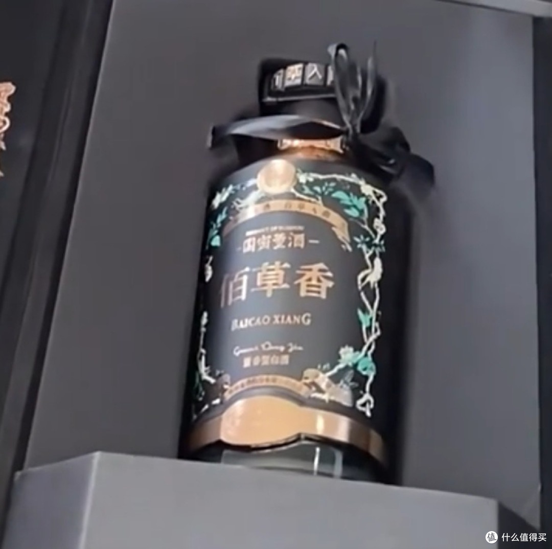 董酒佰草香:黑标与白标的差异