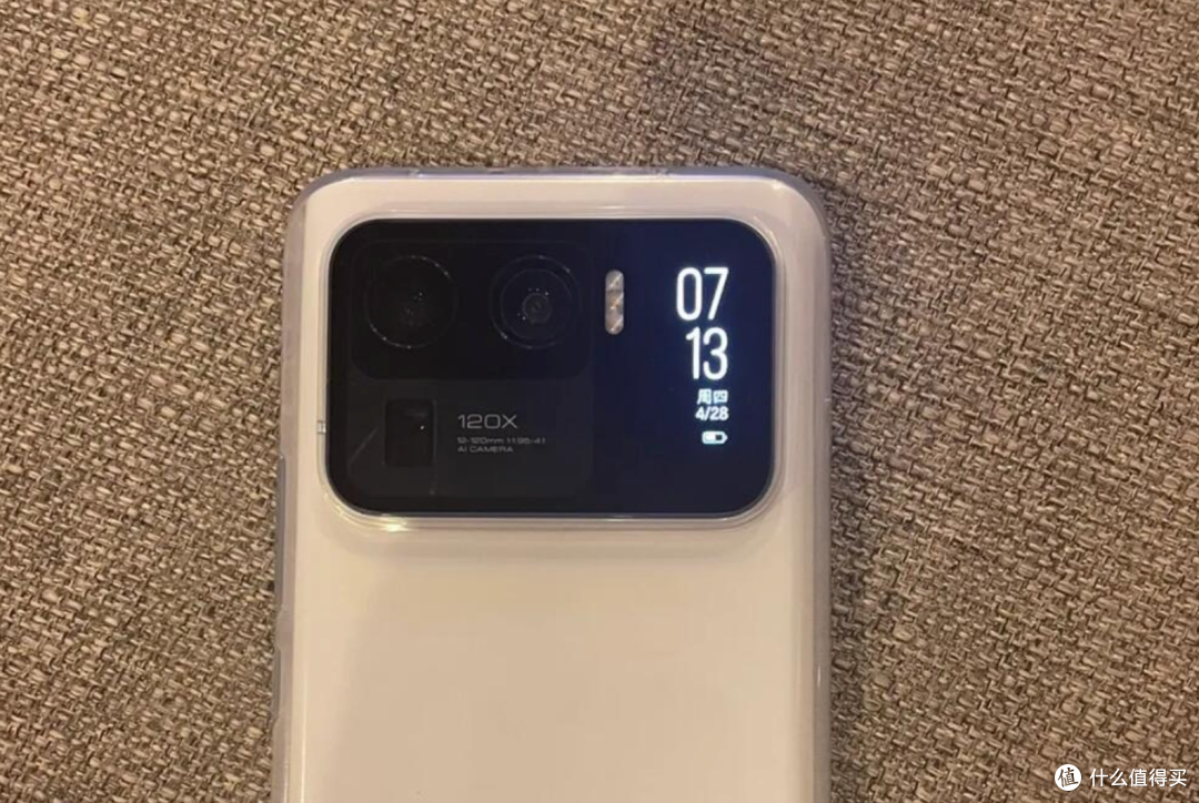 苹果又整新活?iPhone 17背面加个屏,网友炸锅了!
