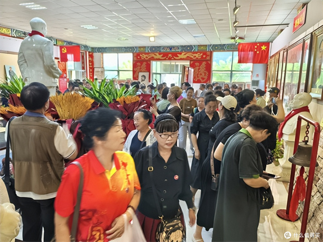 唐山市古冶区红色展览馆举行毛主席逝世49周年纪念活动