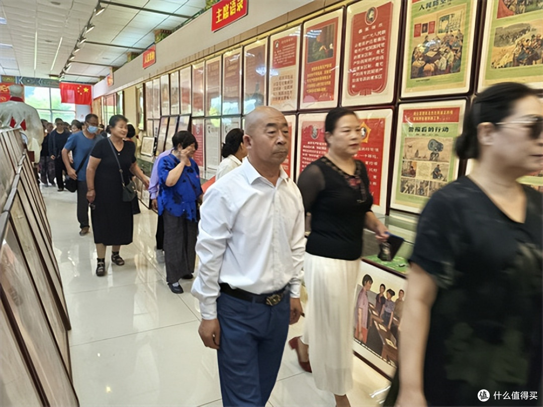 唐山市古冶区红色展览馆举行毛主席逝世49周年纪念活动