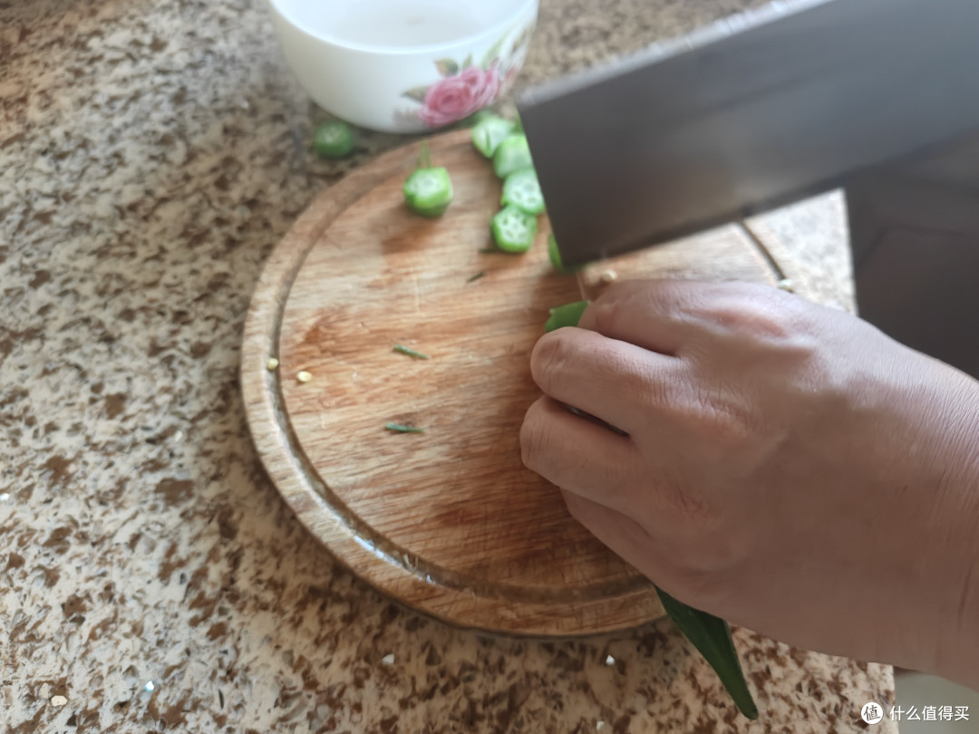 周末厨房记:一盘蒜蓉秋葵里的烟火气