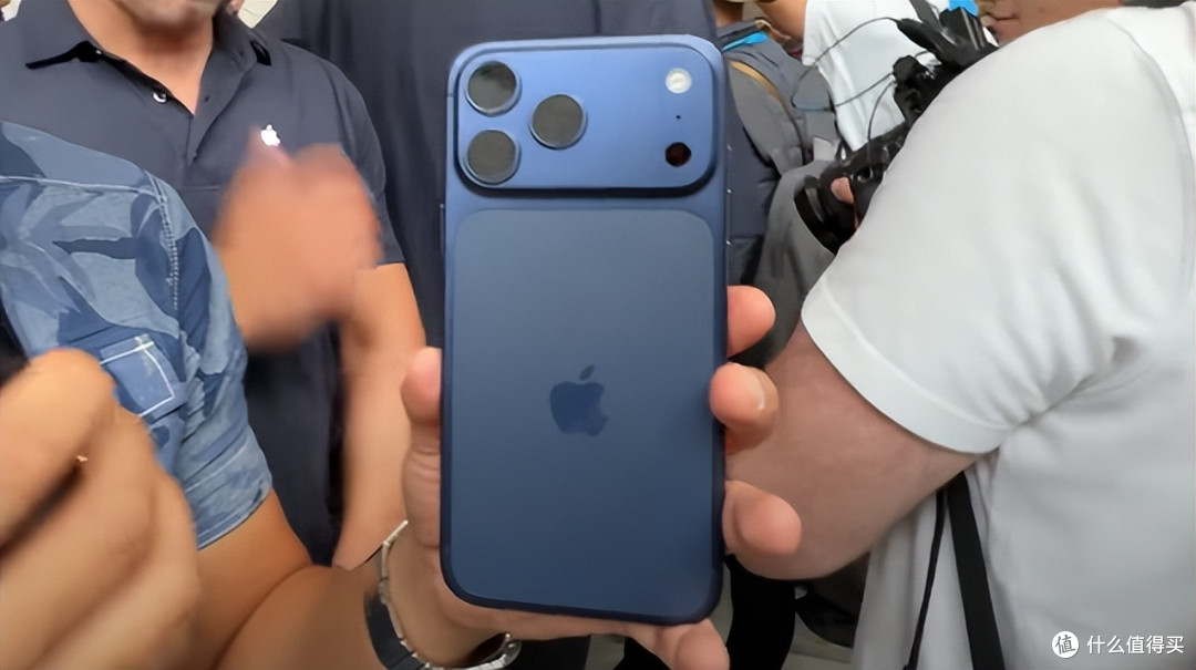 小米总裁卢伟冰盛赞iPhone17：变化最大的一年，牙膏挤爆了！