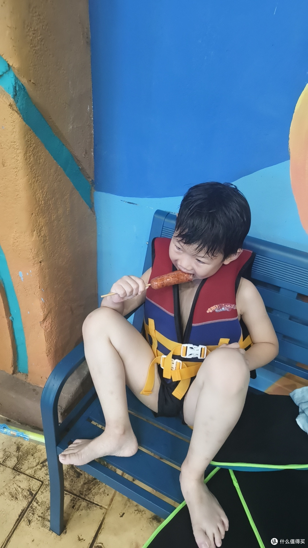 小朋友吃了3根烤肠！要是让我爸妈知道肯定得挨骂
