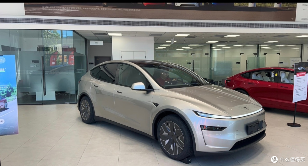 特斯拉Model Y L:豪华六座SUV