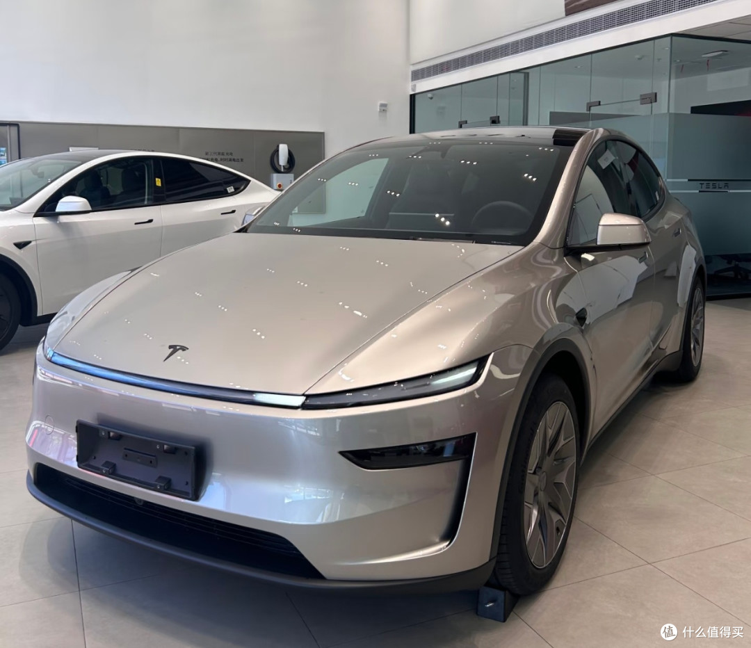 特斯拉Model Y L:豪华六座SUV