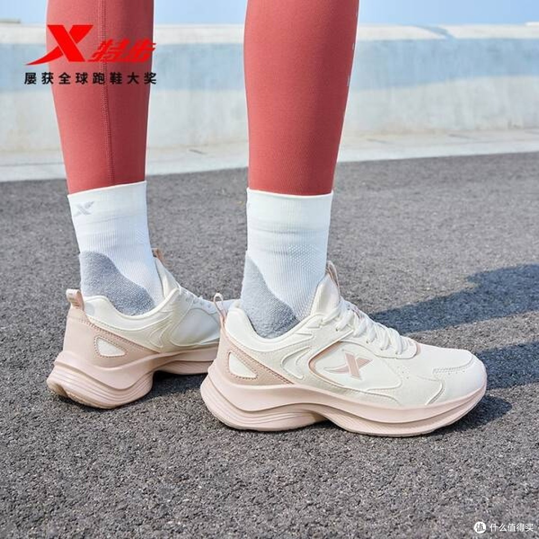 特步女子跑步鞋：革面防泼水+轻便减震，畅跑每一步的贴心伴侣