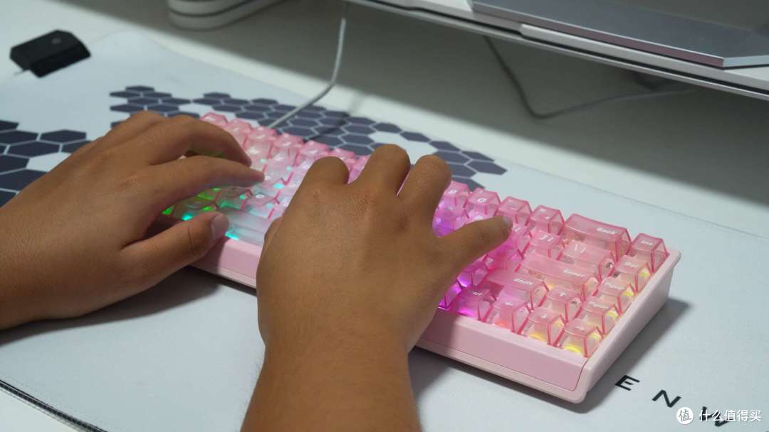 高颜值粉色ATK 68 RX磁轴键盘，享受游戏与颜值的双重快乐！