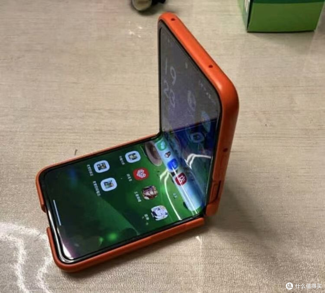 摩托罗拉豁出去了,512GB+60万次折叠寿命,跌至2294元