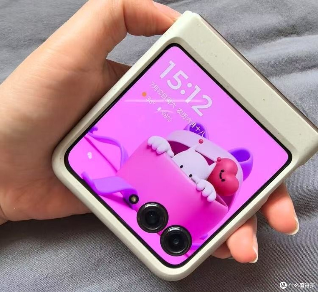 摩托罗拉豁出去了,512GB+60万次折叠寿命,跌至2294元