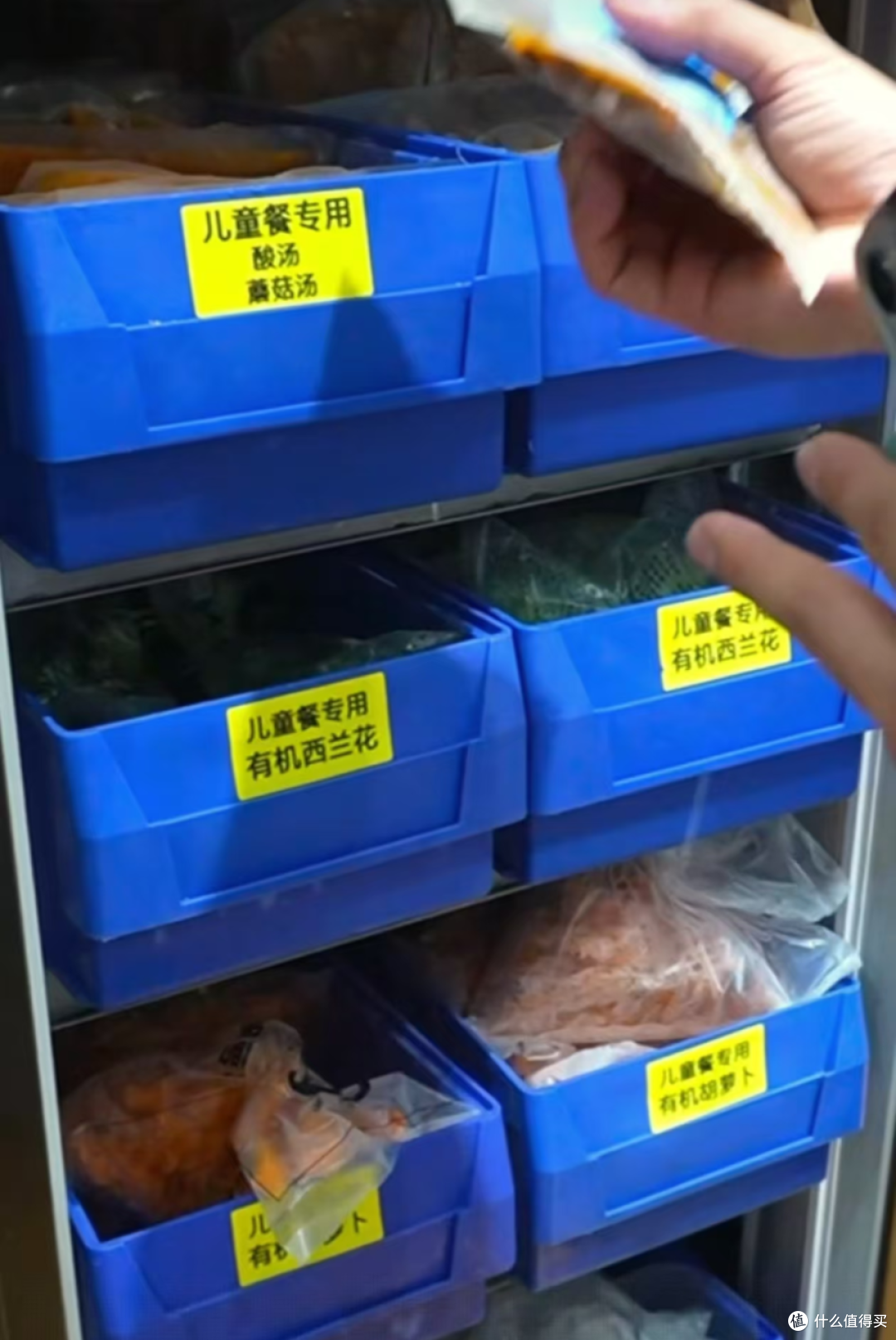 被罗永浩吐槽的西贝,一份炒鸡蛋卖43元,后厨用电磁炉炒菜