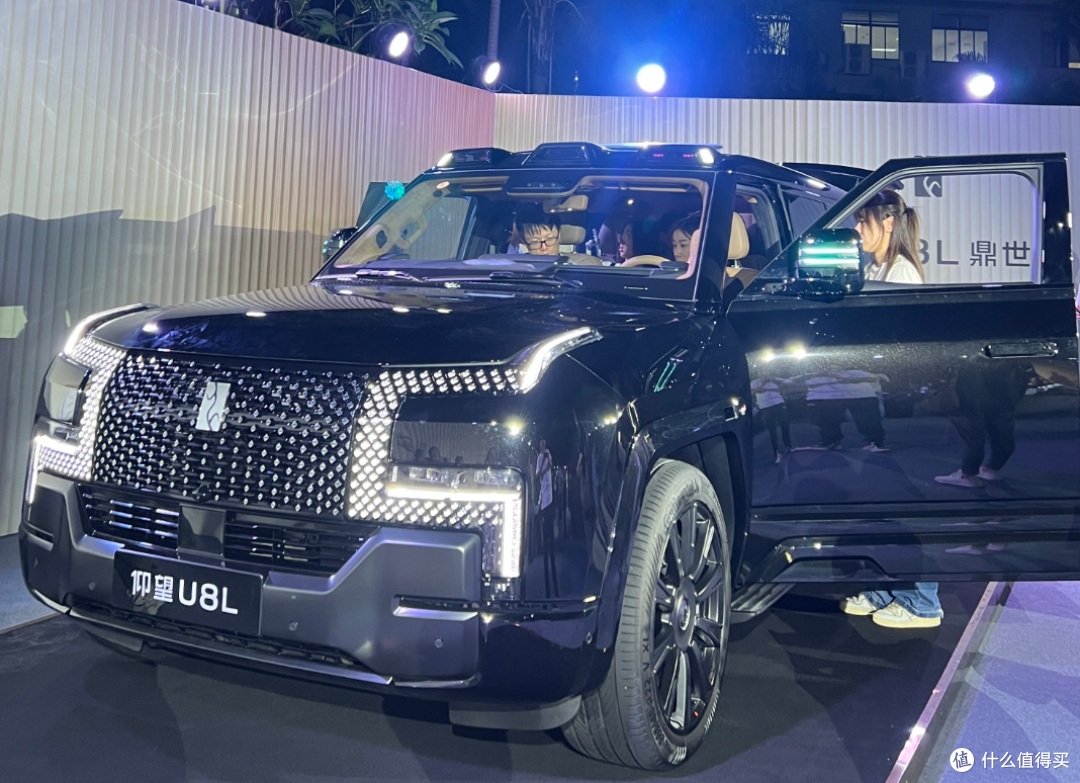 128 万起的仰望 U8L:把百万级豪华 SUV 的 “标准” 给改了!