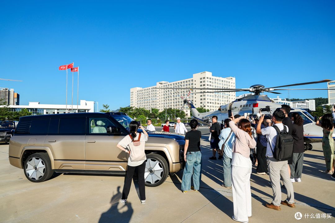 仰望U8L惊艳亮相,阿联酋皇室亲自体验豪华车魅力!