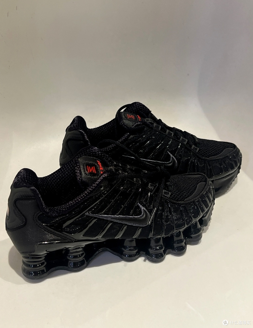 通勤也要酷!这双「黑化气柱」Nike Shox TL 把地铁口走成了秀场