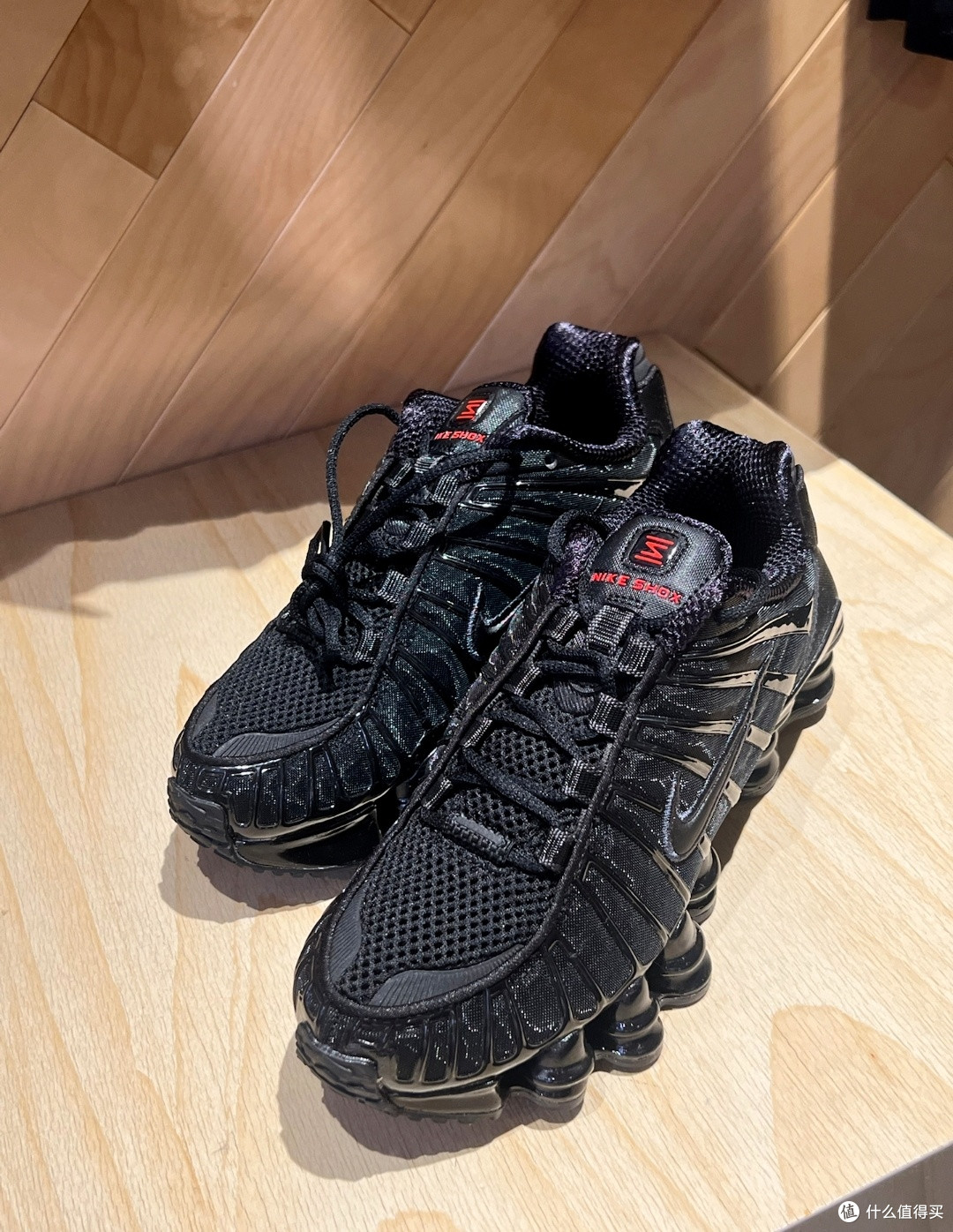 通勤也要酷!这双「黑化气柱」Nike Shox TL 把地铁口走成了秀场