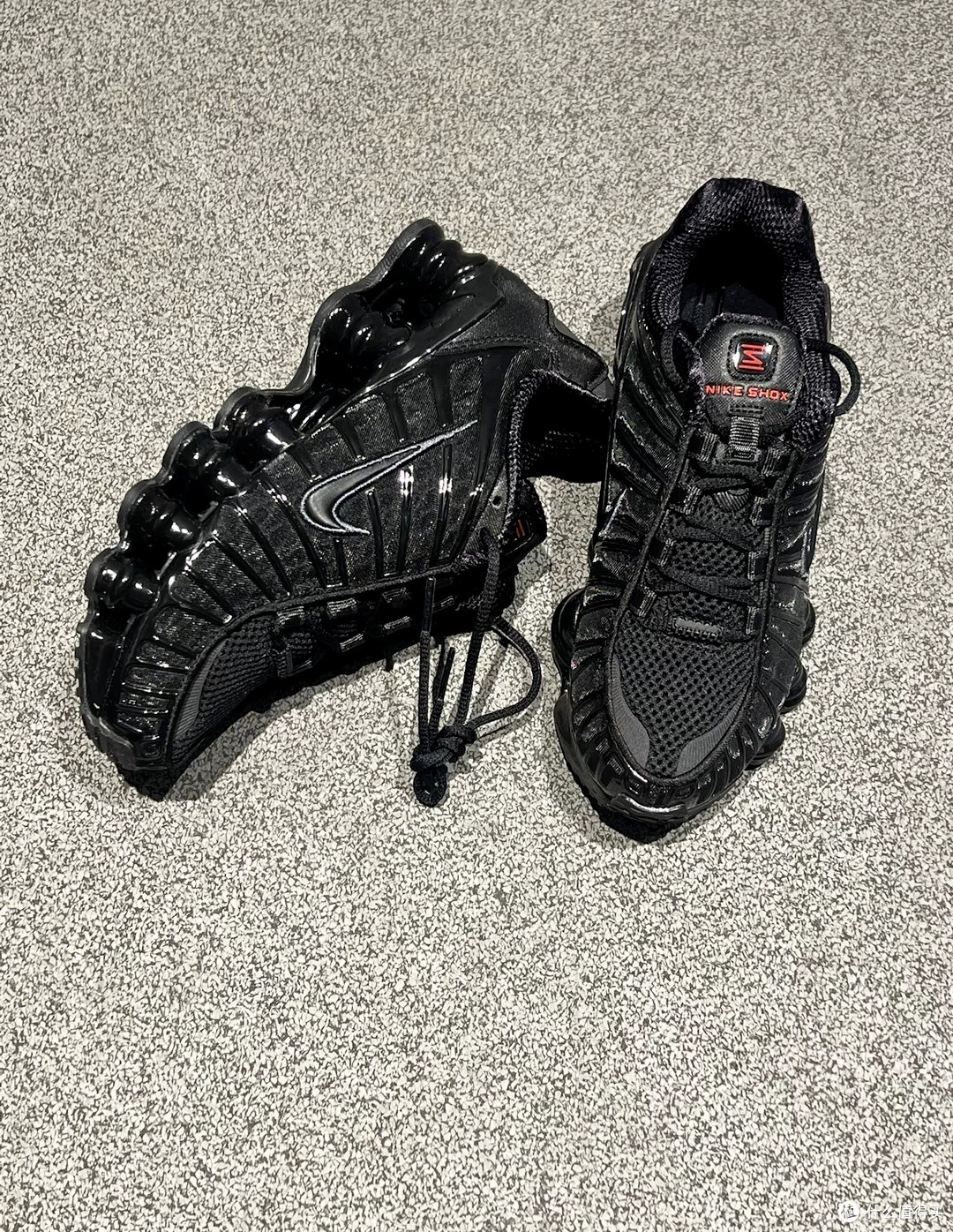 通勤也要酷!这双「黑化气柱」Nike Shox TL 把地铁口走成了秀场