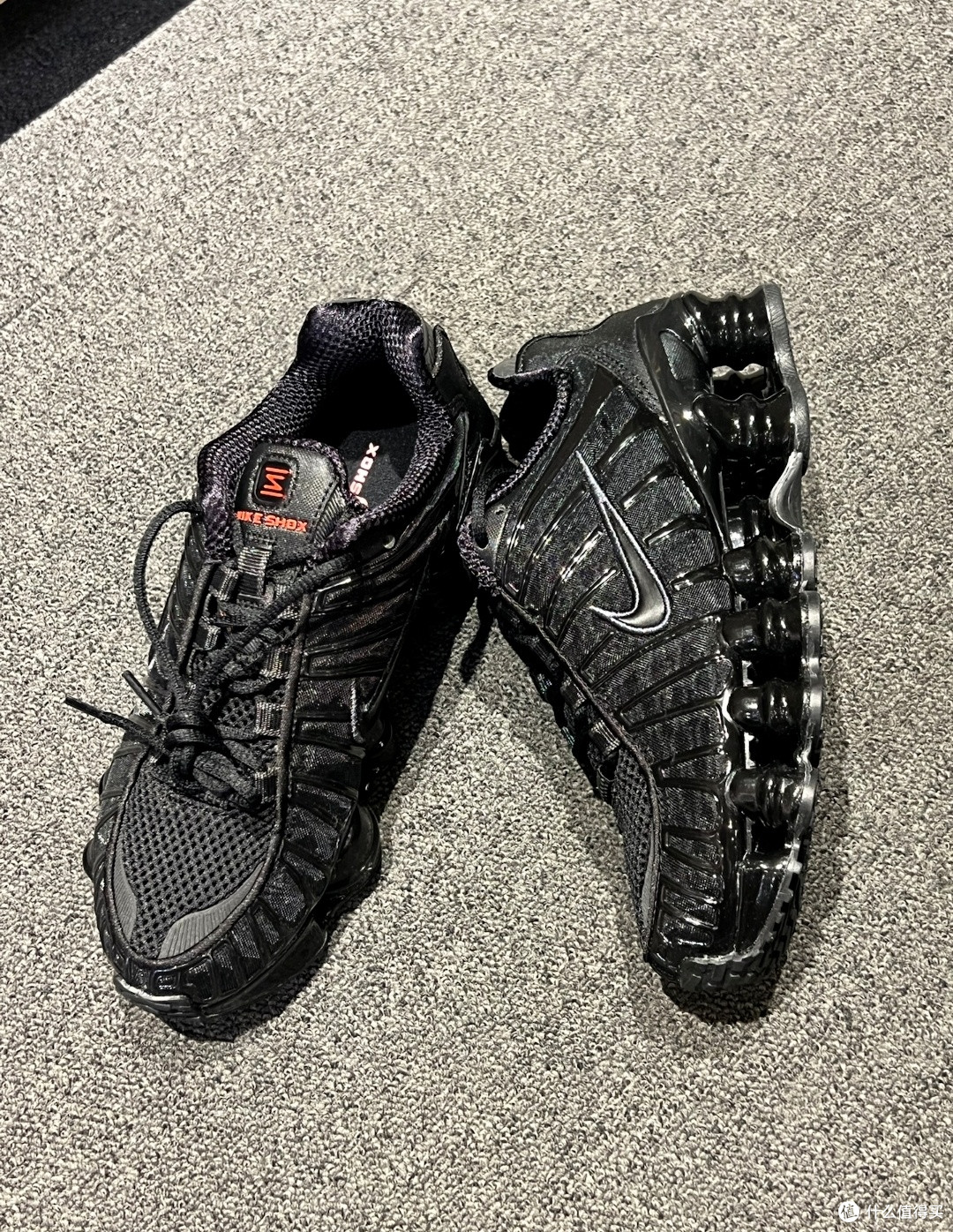通勤也要酷!这双「黑化气柱」Nike Shox TL 把地铁口走成了秀场