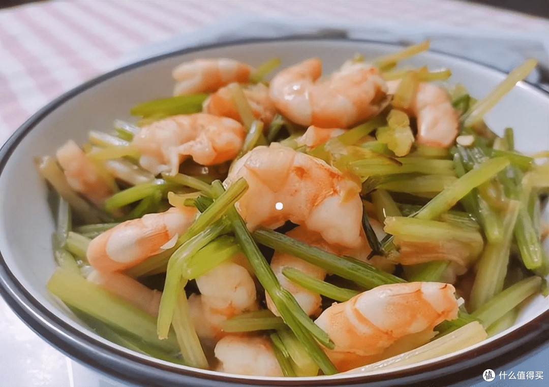 西贝预制菜不好吃?试试自制芹菜炒虾仁
