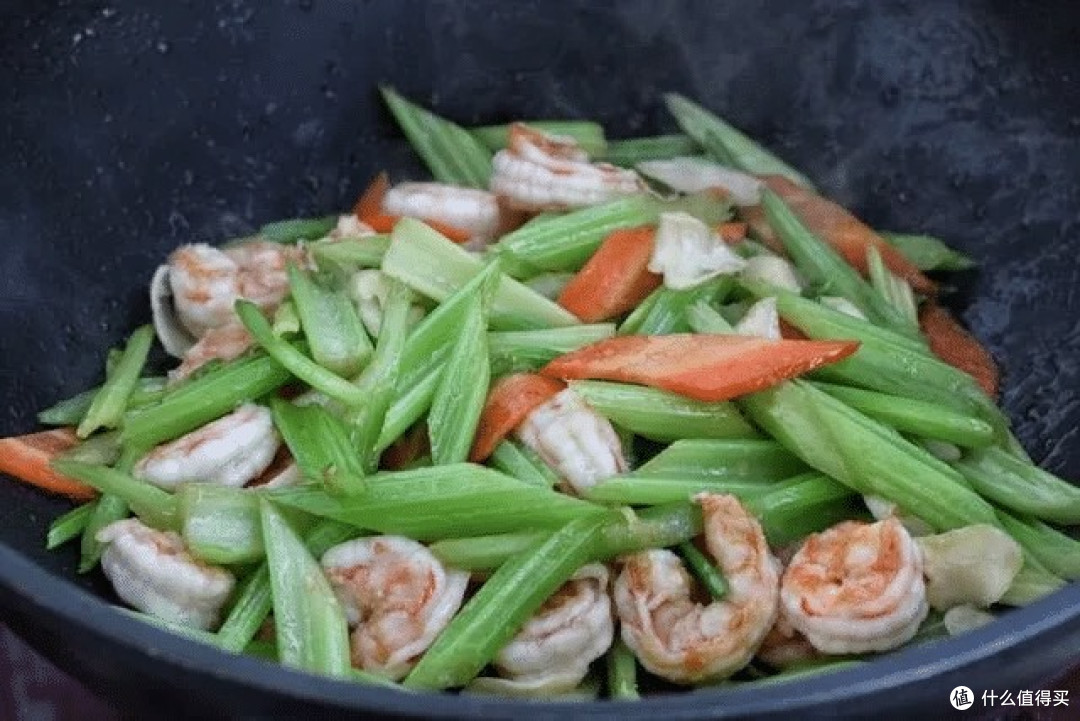 西贝预制菜不好吃?试试自制芹菜炒虾仁