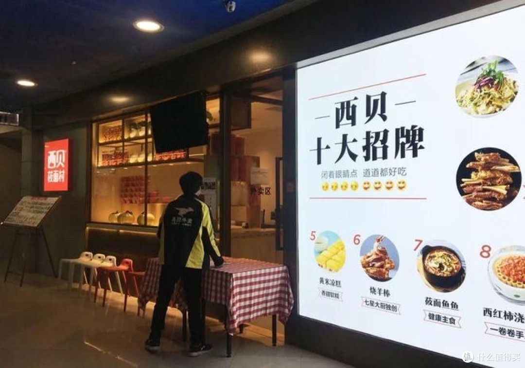 罗永浩掀翻西贝预制菜的桌子:消费者知情权才是行业未来。