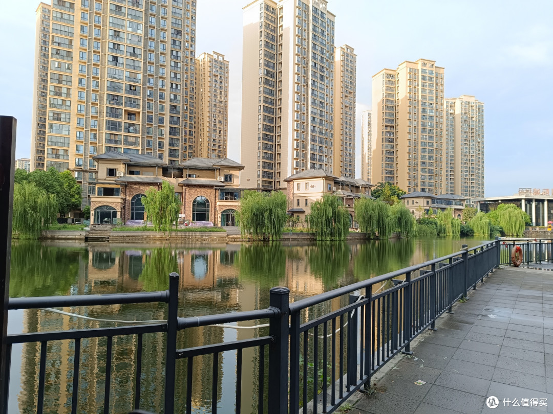 周末湖畔:把治愈的刻度,刻在风与水的褶皱里