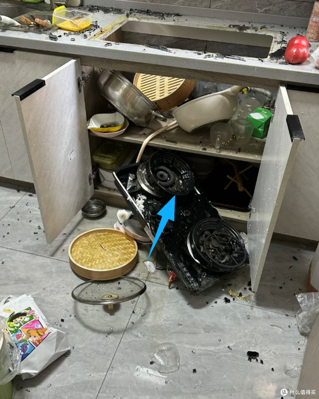 厨房里装这个的，建议拿掉！燃气灶会炸裂，还会引起一氧化碳中毒