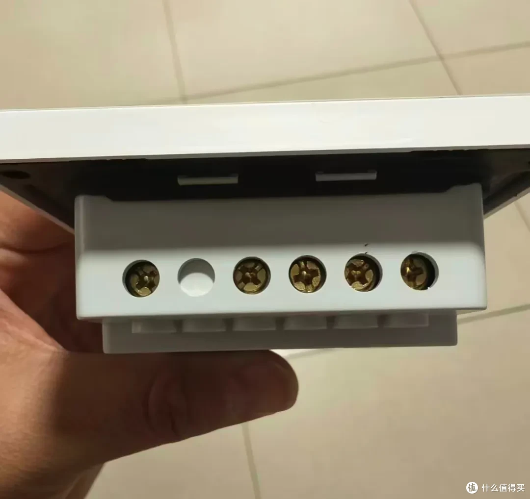 120元的智能中控开关,采用4寸触控屏,接入米家APP