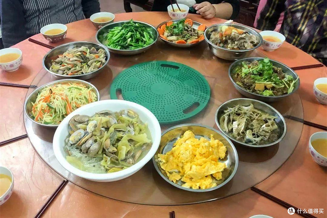 讲究吃的广东人,为何习惯用不锈钢盆盛菜,看完懂了,真不是省钱
