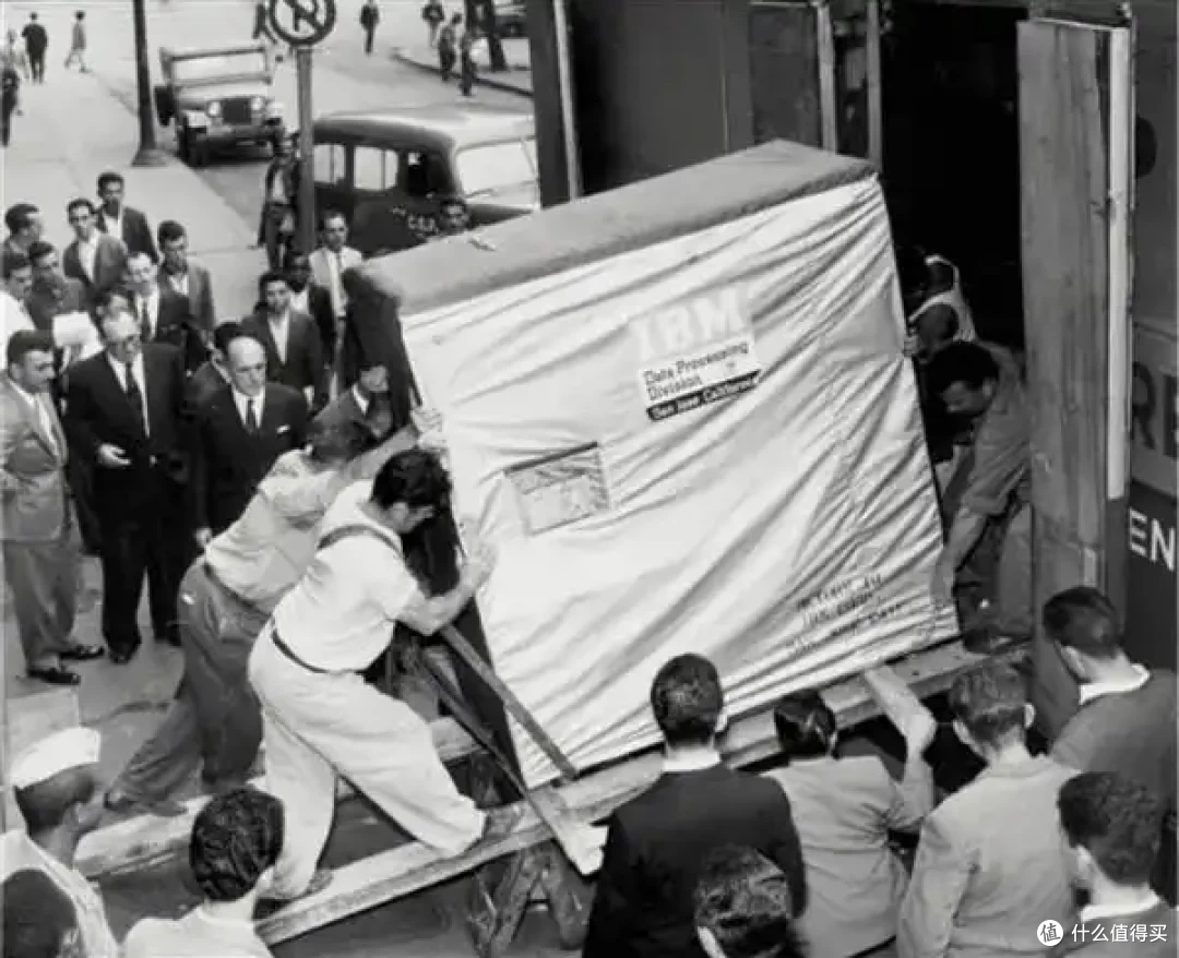 69年前 IBM发明第一块硬盘!容量只有3.75MB 但重达1吨
