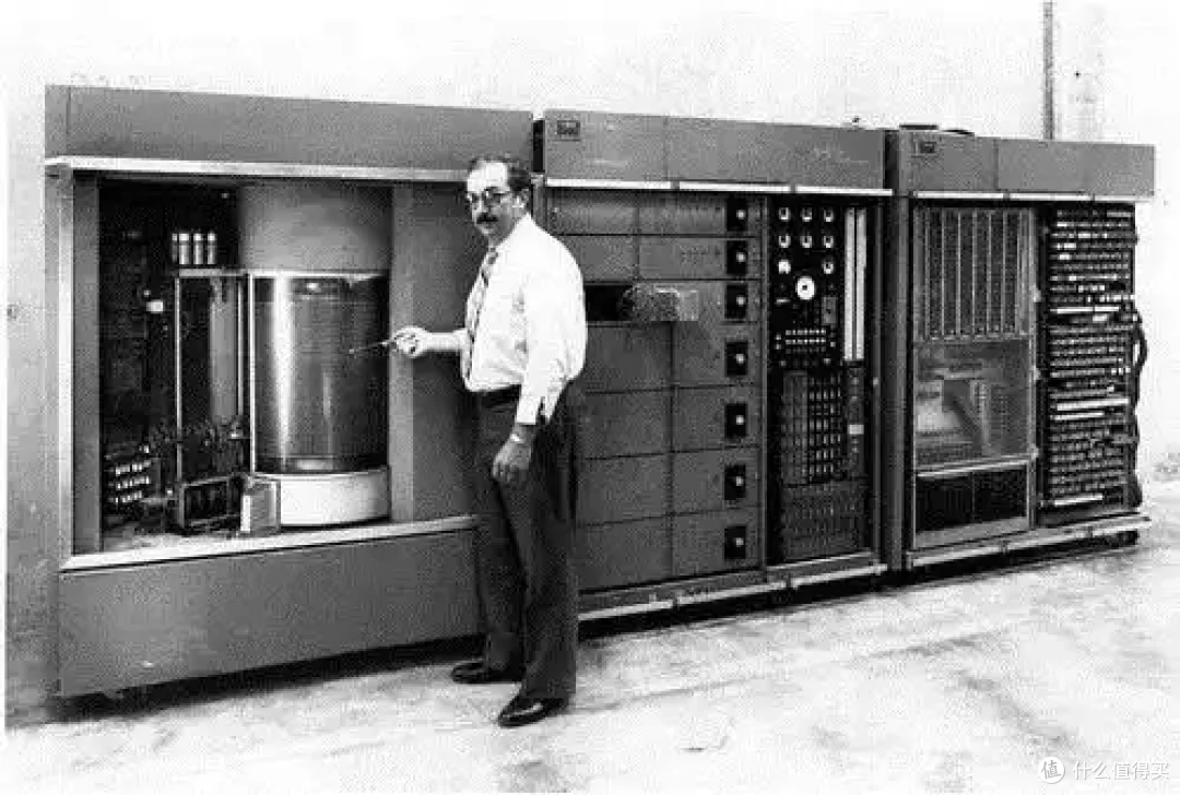 69年前 IBM发明第一块硬盘!容量只有3.75MB 但重达1吨