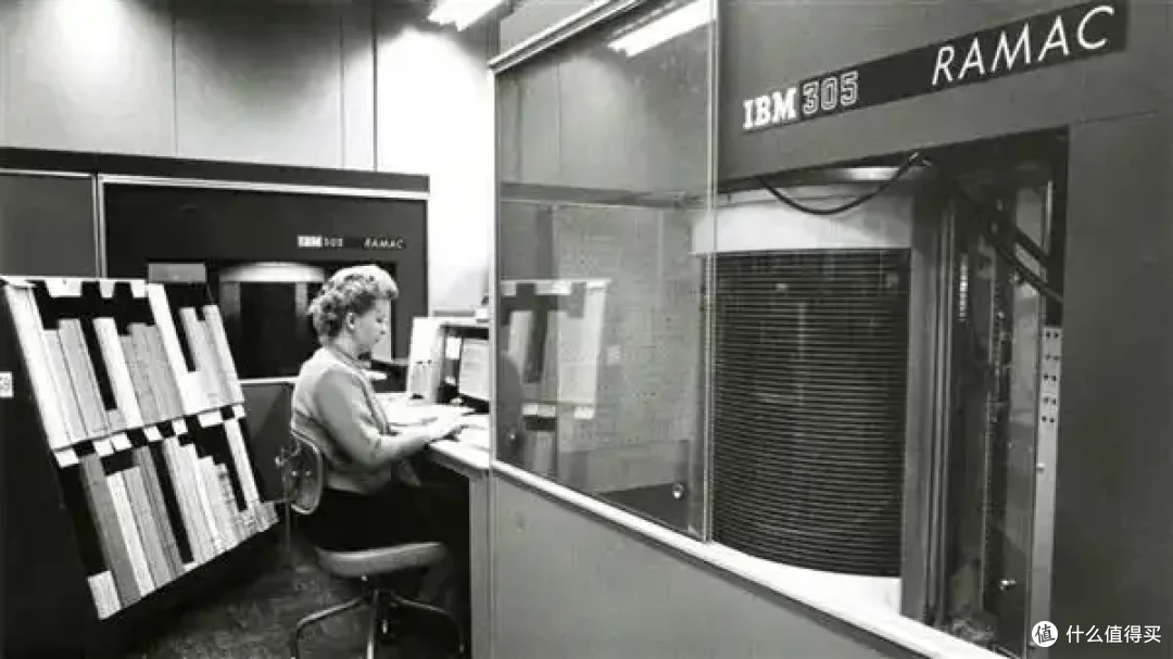 69年前 IBM发明第一块硬盘!容量只有3.75MB 但重达1吨