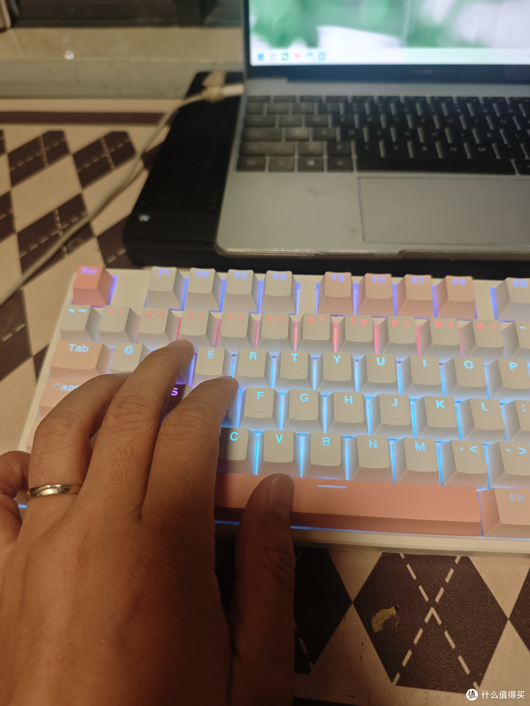 可以闭眼冲的极光键盘!RGB灯效美到失眠