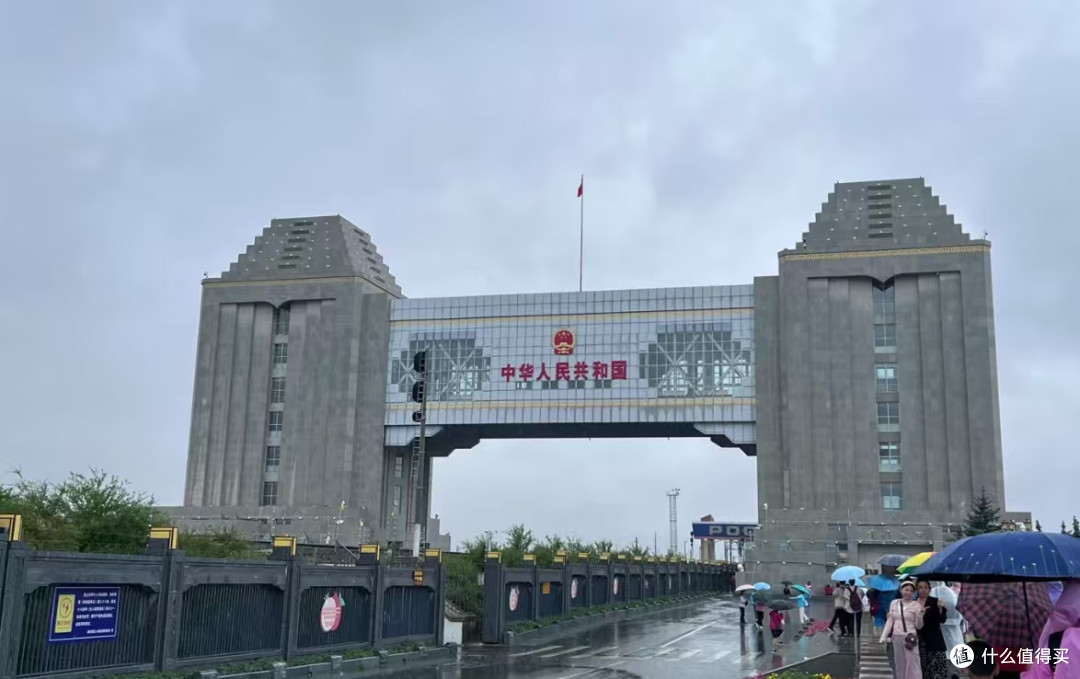 朦朦胧胧的满洲里国门