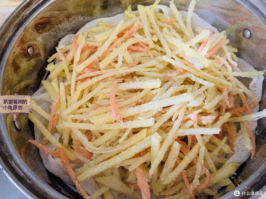 2个土豆、半根胡萝卜,做一道传统美食,绵软鲜香,二碗不够吃