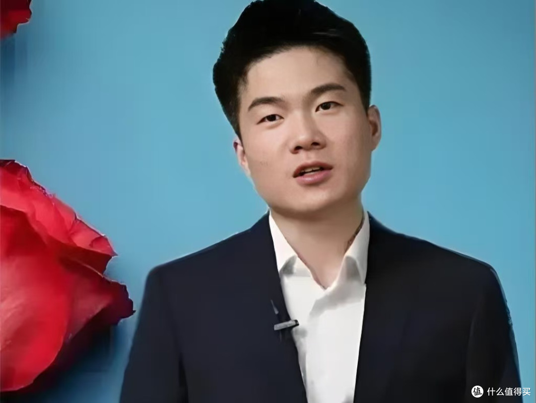 董宇辉回村抱娃,被夸“好爸爸相”,藏在烟火气里的温柔最动人