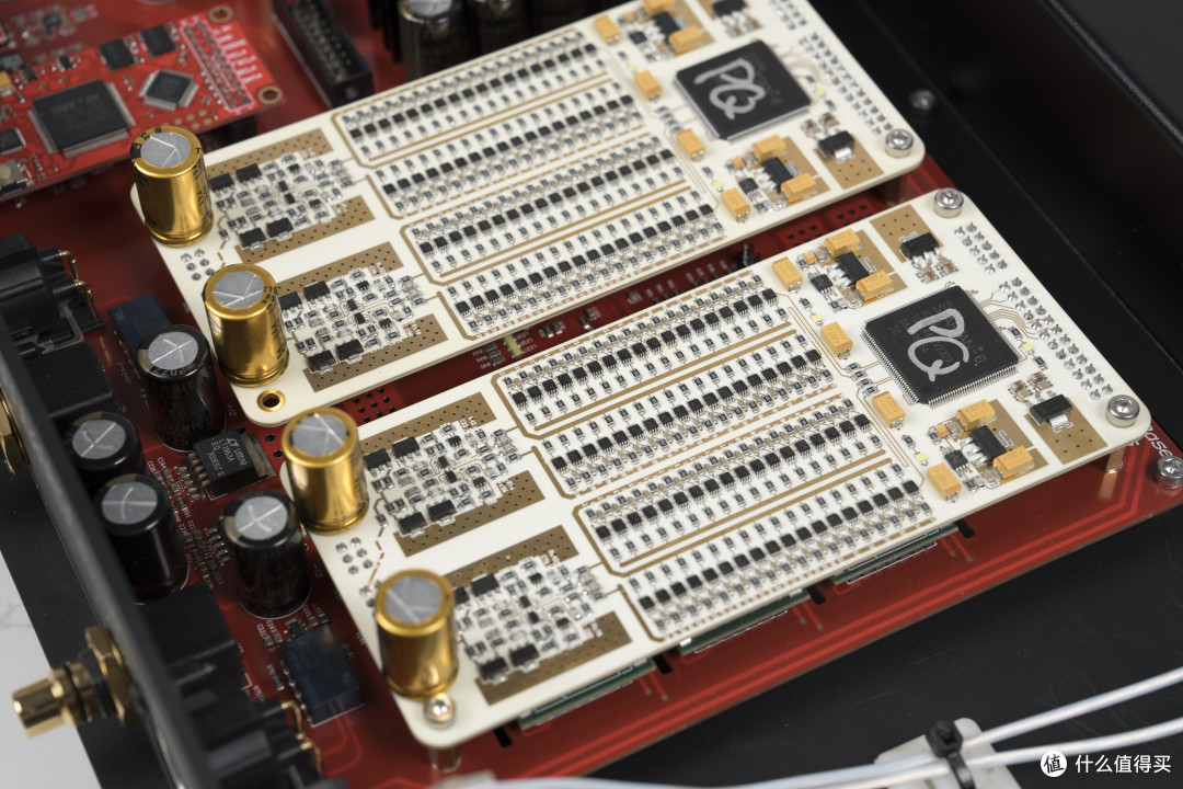 双单声道结构，两个独立模块，上面又各自用了一颗FPGA，核心数字算法就在其中