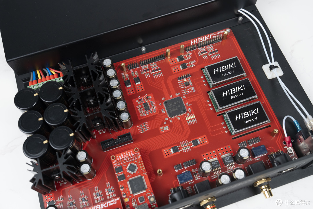 信号送入XILINX SPARTAN-6进行初步处理，这颗芯片就是很多厂商宣传的大规模FPGA