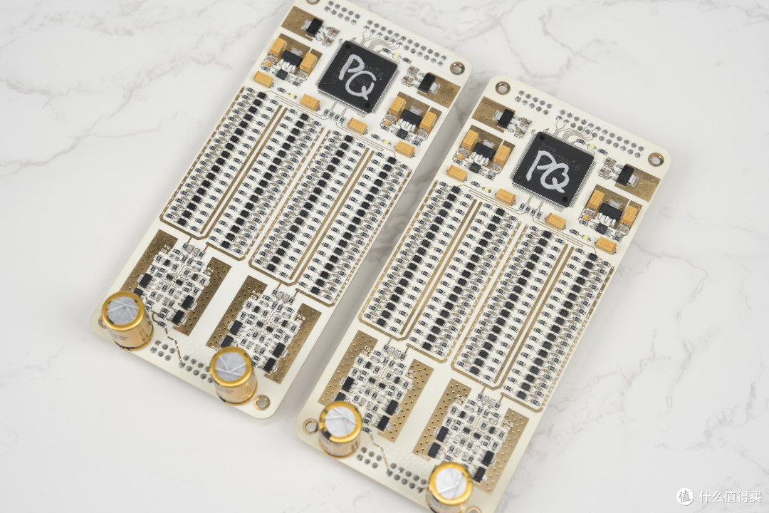 4层ROGERS RO4350B特殊材料PCB，表面沉金处理，每个模块上还有两颗AudioNote电容