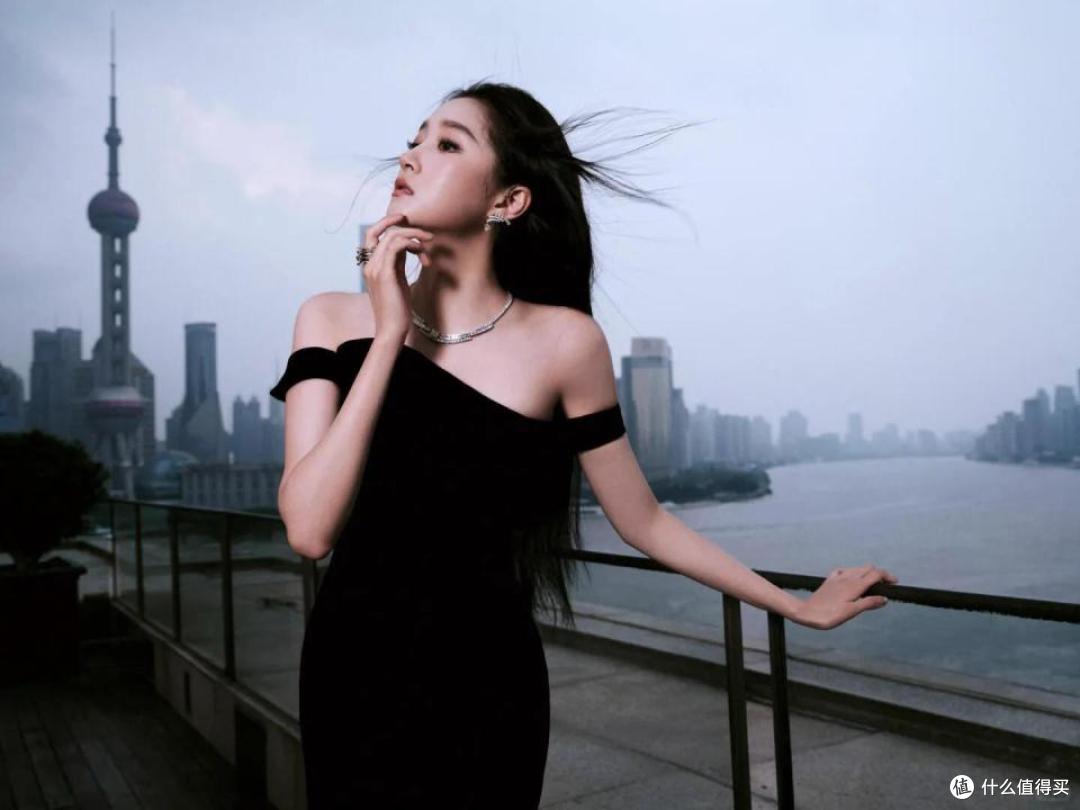 关晓彤：黑色长裙下的东方明珠，时尚与气质的完美融合！
