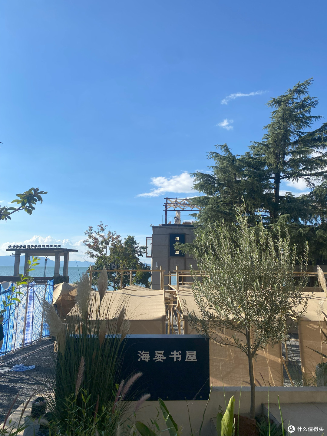 在海晏村出片，蓝色湖面像极了海边