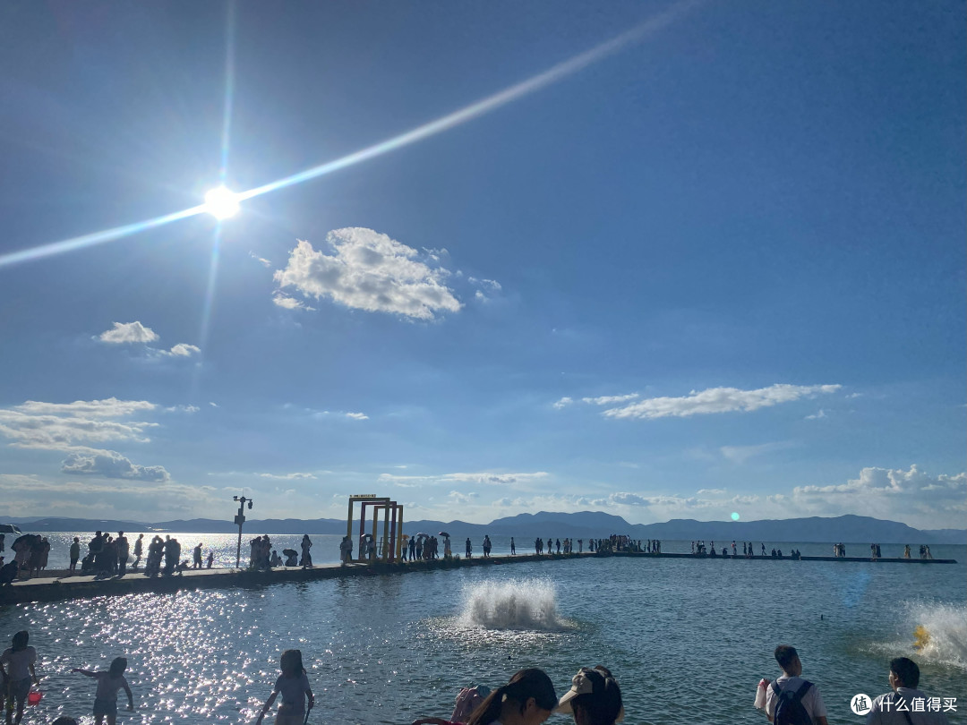 在海晏村出片，蓝色湖面像极了海边