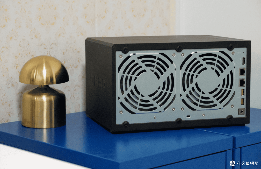 3799 元的 8核8 盘位 ZFS AI NAS,QNAP Qu805重新定义性价比