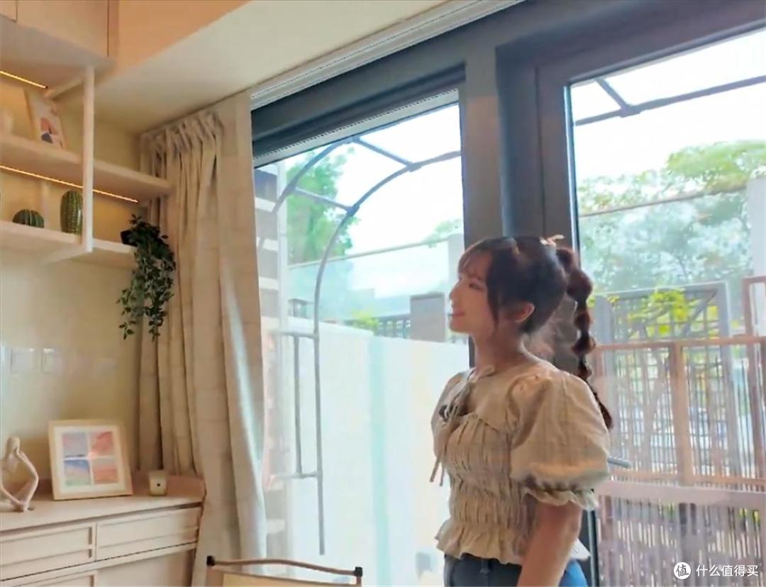 香港一姑娘的房子火了，16㎡，切一半隔出一个院子，那叫一个高级