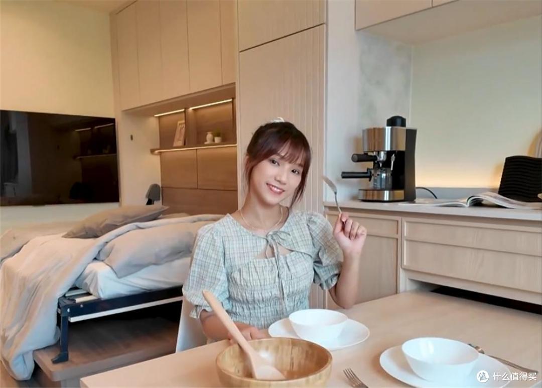 香港一姑娘的房子火了，16㎡，切一半隔出一个院子，那叫一个高级