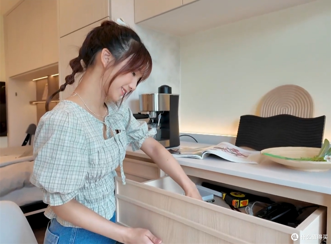 香港一姑娘的房子火了，16㎡，切一半隔出一个院子，那叫一个高级