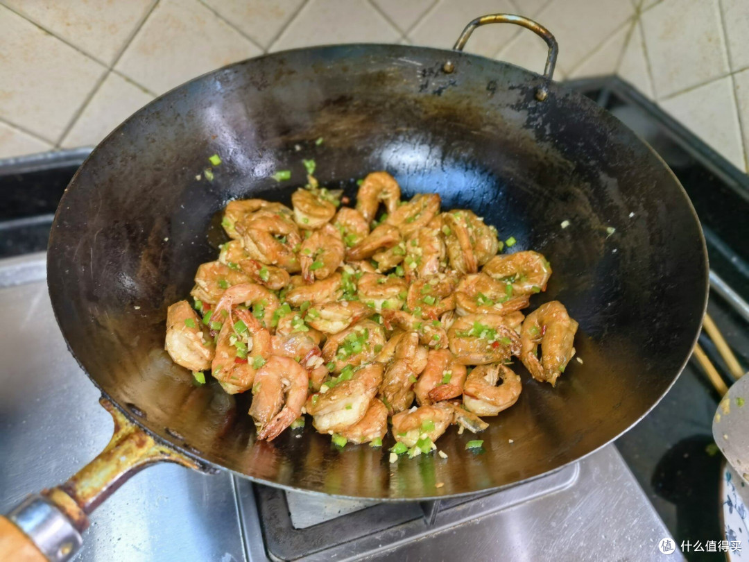 椒盐虾:外酥里嫩的家常硬菜
