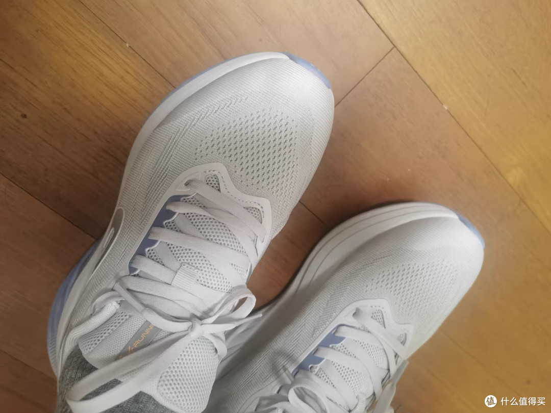 双层缓震设计,减轻跑步冲击,运动不停歇!