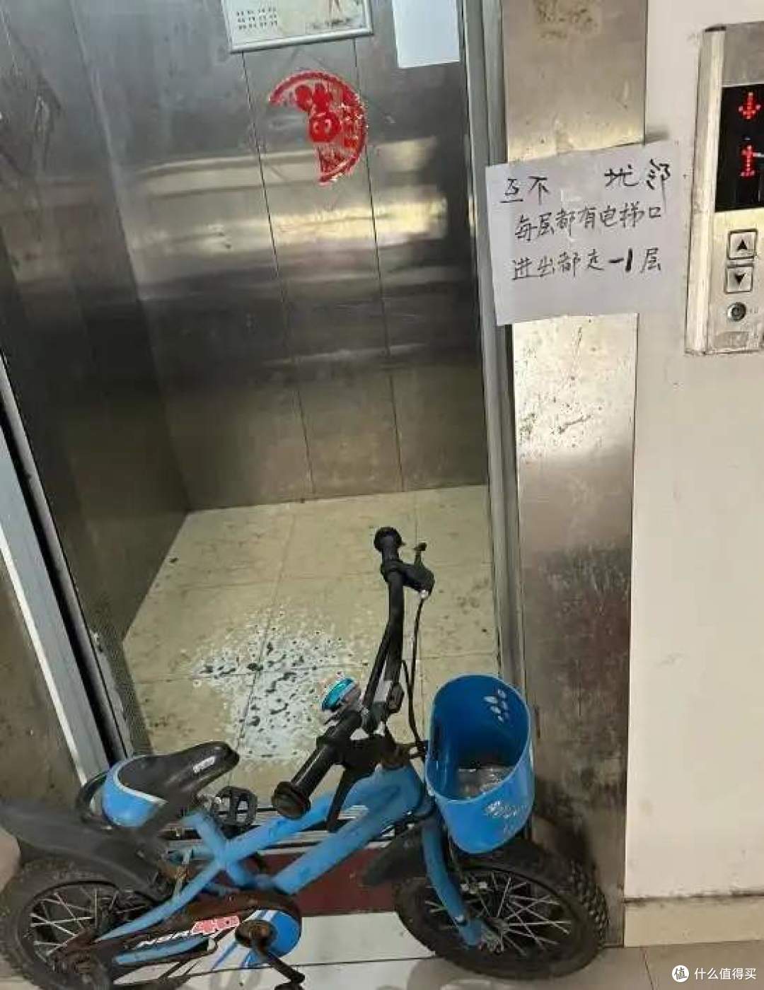 有一种痛苦叫做“一梯两户”,不想住也卖不掉,彻底沦为不动产!
