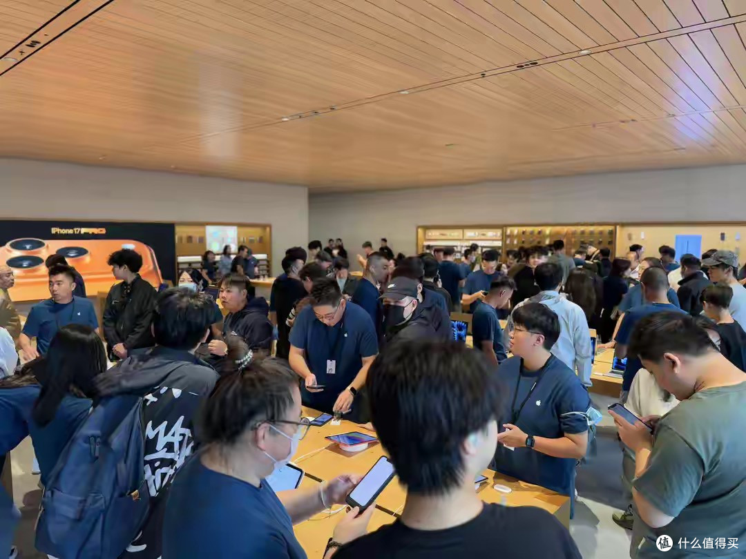iPhone 17正式开售,橙色Pro Max黄牛最高加价1500元