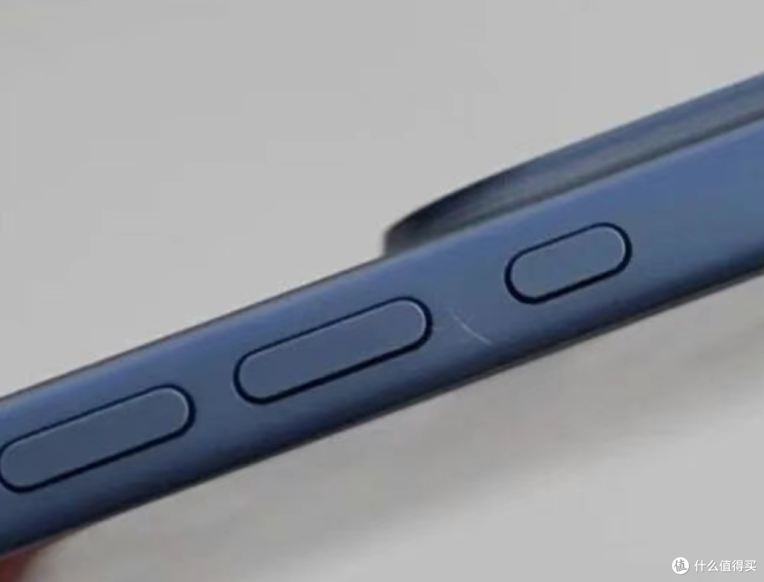 铝合金质感太差?iPhone 17 Pro又翻车,样机刚上架就满身划痕...